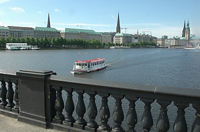 011_14195 - Blick von der  Lombardsbrcke ber die Binnenalster zum Ballindamm; ein Alsterschiff fhrt Richtung Aussenalster.