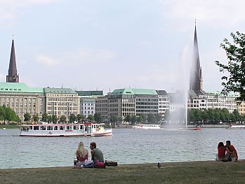 011_14198 - Liebespaare auf der Wiese an de Binnenalster; ein Alsterdampfer fhrt Richtung Anleger; im Hintergrund der Ballindamm - lks. die Jacobikirche und rechts der Kirchturm der Petrikirche.