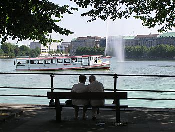 011_14199 - ein lteres Paar sitzt vertraut auf einer Bank an der Alster; ein Alsterschiff luft ein; lks im Hintergrund die Galerie der Gegenwart.