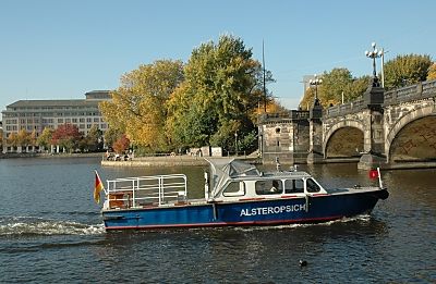 011_14201 - das Schiff Alsteropsicht (plattdeutsch, Alsteraufsicht) verlsst die Binnenalster; im Hintergrund herbstlich gefrbte Bume am Ufer vom Alsterbecken. 