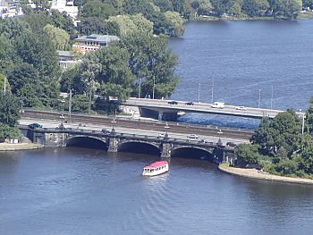 011_14205 - Ein Alsterschiff unterquert gerade die Lombardsbrücken Richtung Aussenalster; die hintere Brücke ist die Kennedybrücke.