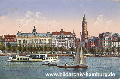 011_14207 - Schiffe befahren die Binnenalster; Blick auf den Ballindamm und rechts das Alstertor, dahinter der Kirchturm der Jacobikirche