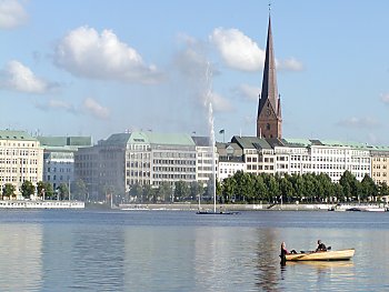 011_14208 - ein Ruderboot treibt auf der Alster; neben der Alsterfontaine der Turm der Kirche St. Petri 