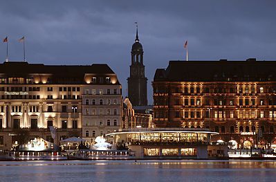 011_15924 - Nachtaufnahme von der Binnenalster - der beleuchtete Alsterpavillon, der Jungfernstieg und in Bildmitte der Turm der St. Michaeliskirche,  der als Michel das Wahrzeichen Hamburgs ist.