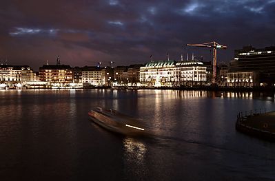 011_15925 - Hamburg Panorma bei Nacht; re. der Neue Jungfernstieg mit dem angestrahlten Hotel Vierjahreszeiten und hinten die Lichter vom Jungfernstieg - ein Alsterschiff kommt von der Aussenalster. 