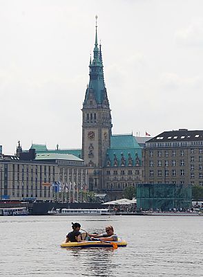 011_15928 - Blick ber die Binnenalster zur Reesendammbrcke und dem Hamburger Rathaus.