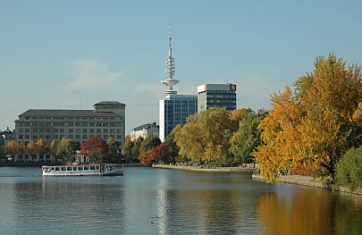 011_15932 - Herbst in Hamburg; die Bume an der Binnenalster sind herbstlich verfrbt und leuchten in der Herbstsonne. Ein Alsterdampfer fhrt Richtung Aussenalster; re. im Hintergrund die Hochhuser der Esplanade dahinter der weisse Fernsehturm der im Volksmund auch Telemichel genannt wird. 