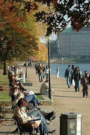011_15933 - die Hamburger und Hamburgerinnen sitzen auf Parkbnken in der Herbstsonne oder gehen an der Alster spazieren - im Hintergrund der Ballindamm.