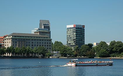 011_15934 - ein Alstercabrio fhrt ber die Binnenalster Richtung Aussenalster.