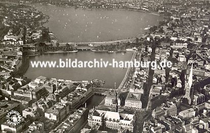 011_15931 - Flugbild von den beiden Alsterbecken in Hamburgs City / Innenstadt ca. 1955.