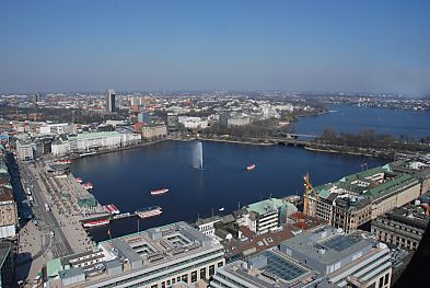 011_15932 - Blick ber Binnenalster und Aussenalster; zwei Alsterschiffe haben den Alsteranleger verlassen und fahren Richtung Lombardsbrcke / Aussenalster.