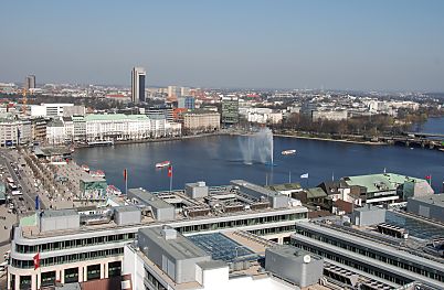 011_15933 - links Hamburgs Prachtboulevard Jungfernstieg mit dem Alsteranleger und dem Alsterpavillon - in der vorderen Bildmitte befindet sich das Dach von der Einkaufspassage / Europapassage am  Ballindamm.