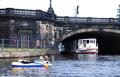 011_15935 - ein Alsterdampfer am Brckenbogen der Lombardsbrcke - es fhrt Richtung Anleger Jungfernstieg.