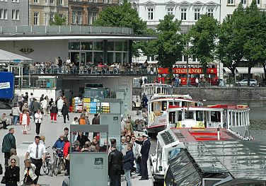 011_14148 - Blick ber die Alsteranleger; mehrere Boote der Alstertouristik haben festgemacht; Touristen warten auf die Rundfahrt;