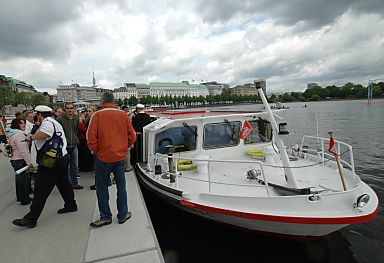 011_14154 - ein Alsterkapitn verlsst das Schiff.