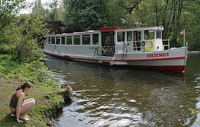 011_14517 - der Alsterdampfer fhrt auf seiner Kanalrundfahrt in den grossen See, der im Hamburger Stadtpark liegt. 