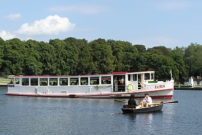 011_14518 - die Eilbek auf dem Stadtparksee; ein Ruderboot liegt auf dem See. 