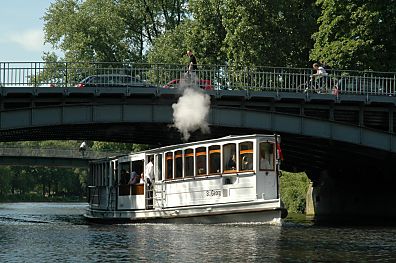 011_14545 - der historische Alsterdampfer St. Georg unterquert die Brcke an der Hudtwalcker Str.