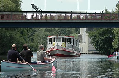 011_14548 - Kanus paddeln auf dem Osterbek - Kanal; sie weichen dem entgegen kommenden Alsterdampfer Seebek aus.  