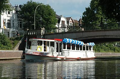 011_14549 - die 'Ammersbek' auf der kanalisierten Alster Hhe Grnestrasse. 