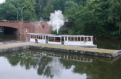 11_15806 - der historische Alsterdampfer St. Georg legt am Anleger vom Hafen am Stadtpark in Hamburg Winterhude an. 