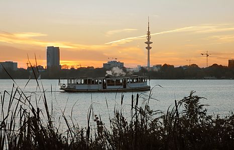 11_15808 - die St. Georg auf der Aussenalster - im Hintergrund das Hamburg Panorama mit Fernsehturm im Sonnenuntergang.