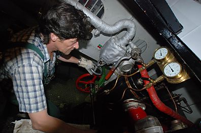 11_15810 - der Maschinist im Maschinenraum der St. Georg beobachtet den Druck - die Maschine des Dampfers Georg wird mit einer 2 Zylinder Dampfmaschine betrieben.