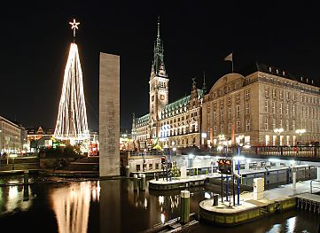011_15822 - Nachtaufnahme; Blick ber das Becken der Kleinen Alster zum weihnachtlichen Rathausmarkt - vor dem Hamburger Rathaus findet ein Weihnachtmarkt statt; ein hoher Lichterbaum ist aufgestellt - rechts die Alsterschleuse an der Schleusenbrcke.