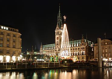 011_15823 - die Kleine Alster und der Hamburger Weihnachtsmarkt auf dem Rathausplatz - das Rathaus ist angeleuchtet.