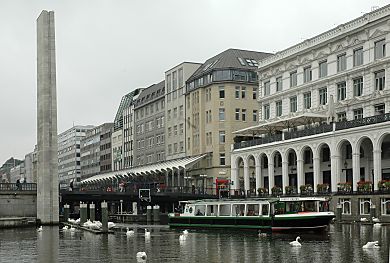 011_15825 - eine Barkasse der Fleetfahrt kommt von der Schleuse und fhrt in die Kleine Alster ein - links das Mahnmal fr die Gefallenen beider Weltkriege.