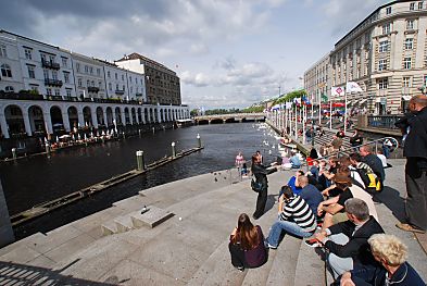 011_15827 - Hamburgtouristen bei einer der Hamburger Sehenswrdigkeiten am Rathausplatz - im Hintergrund die Reesendammbrcke mit dem Durchlass zur Binnenalster. 