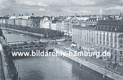 011_15831 - Luftaufnahme der Kleinen Alster ca. 1936; eine Strassenbahn fhrt Richtung Rathausplatz auf der Reesendammbrcke stehen schwarze Taxis / Droschken; im Hintergrund der damalige Alsterdamm, re. das Europahaus.