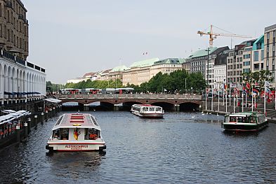 011_15832 - drei Schiff der Fleetrundfahrt liegen in der Kleinen Alster; die Alsterschiffe sind so niedrig gebaut, damit sie unten vielen Hamburger Kanal Brcken hindurch fahren knnen. 