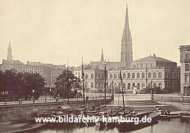 011_15976 - historisches Hamburg Motiv ca. 1880; Lastkhne / Segelboote liegen an den Treppen der Kleinen Alster; das Rathaus wurde noch nicht gebaut. Die Rckseite der Brse ist zu erkennen, dahinter der hohe Turm der St. Nicolaikirche. 