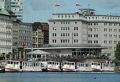 011_14143 - Blick über die Binnenalster zum Alsterpavillon; mehrere Schiffe der Alstertouristik liegen am Anleger.