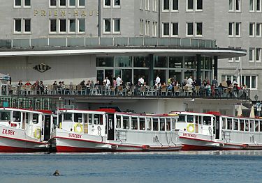011_14144 - Alsterpavillon mit Gästen auf der Aussenterrasse; Alsterdampfer.