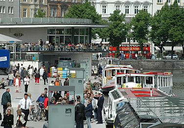 011_14148 - Blick über die Alsteranleger; mehrere Boote der Alstertouristik haben festgemacht; Touristen warten auf die Rundfahrt;