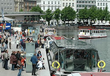 011_14149 - ein Alsterdampfer kommt zum Anleger Jungferstieg; im Vordergrund das Solarboot Alster-Sonne, der Katarmaran gilt als das größte mit Sonnenergie angetriebene Schiff der Welt.