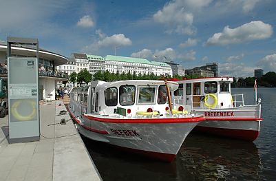 011_14151 - die Alsterschiffe Seebek und Bredenbek vor Anker.  