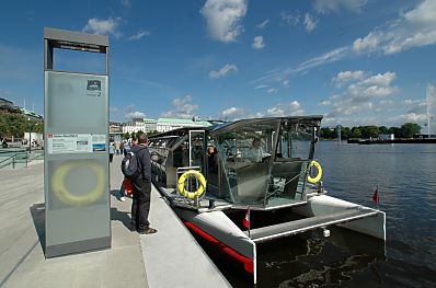 011_14152 - Solarkatamaran Asltersonne startet zur Alsterrundfahrt. 