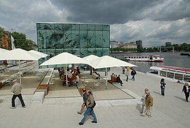 011_14160 - weisse Sonnenschirme am Anleger; ein Alsterschiff beginnt seine Alster - Rundfahrt; der Glaskubus steht an der Stelle des ehem. Verkehrspavillons. 