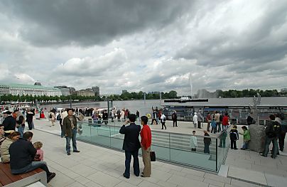 011_14161 - Touristen fotografieren sich vor dem Alsterpanorama - Blick ber die Binnenalster.