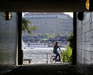 011_14170 - Blick durch den Tunnel unter der Lombardsbrcke Anleger. 