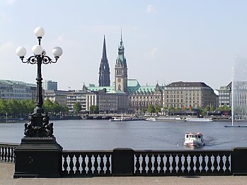 011_14171 - ein Alsterschiff fhrt ber die Binnenalster; im Hintergrund das Rathaus Hamburg; lks. die Nikolaikirche - im Vordergrund eine Lampe der Lombardsbrcke
