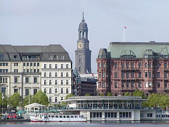 011_14172 - hinter dem Alsterpavillon der Turm der St. Michaeliskirche, dem Wahrzeichen Hamburg. 