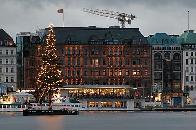 011_14176 - Weihnachten in Hamburg; der hohe lichtgeschmckte Tannenbaum schwimmt vor dem Alsterpavillon auf der Alster. 