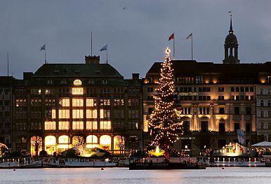 011_14177 - mit Lampen dekorierte Hamburger Weihnachtsbaum; hinter dem Anleger mit den Booten das hellerleuchtete Alsterhaus.  