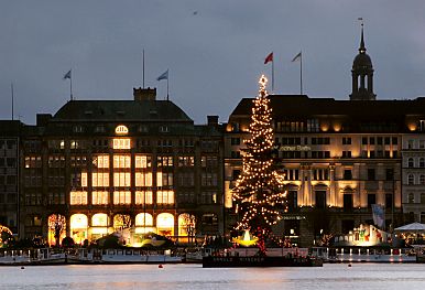 011_14177 - mit Lampen dekorierte Hamburger Weihnachtsbaum; hinter dem Anleger mit den Booten das hellerleuchtete Alsterhaus.  