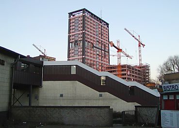 011_14843 Treppenabgang zum Bahnsteig, im Hintergrund das ehem. Polizeihochhaus. (2002)  