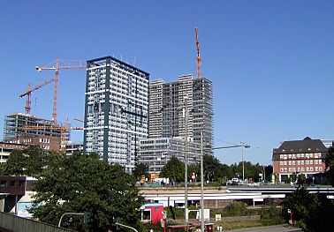 011_14844 EBlick von der Brgerweide zur Baustelle vom Berliner Tor Zentrum; im Vordergrund die Bahngleise, rechts die Hauptfeuerwache (2002)  